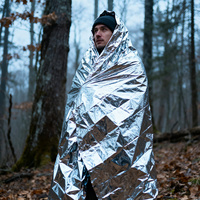 Couverture Thermique d'Urgence en PET Argenté, Couverture de Survie Réfléchissante Légère pour le Camping en Plein Air, la Randonnée, Trousse de Premiers Soins