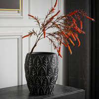 Pot de fleurs décoratif en fibre de verre à motif de feuilles en relief, design en chevrons, gris terre cuite noir