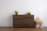 Buffet élégant couleur noyer cacao HIRADO 1,2 m avec pieds en chêne malaisien, design scandinave moderne, panneau stratifié