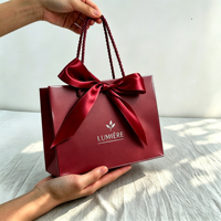 Sacs en papier personnalisés pour vêtements, emballages cadeaux, sacs de shopping de luxe, sacs en papier populaires avec votre propre logo