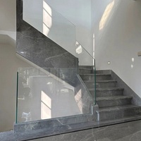 Escalera Compacta de Diseño en Mármol Emperador Gris Claro con Barandilla de Vidrio para Espacios Pequeños, Villas, Casas y Apartamentos
