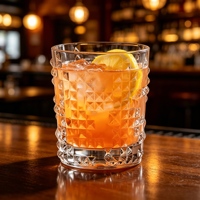Verre à whisky en cristal à motif cubique de 290 ml avec bord texturé. Prise en main sécurisée et base stable. Idéal pour les cocktails au bourbon et au scotch.