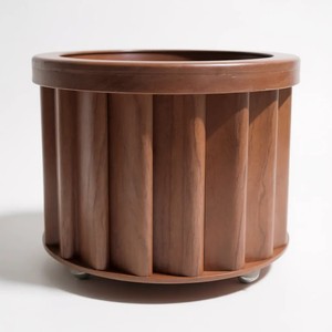 Maceta Redonda Strata Planter Md, Color Marrón Oscuro, de Madera, para Interiores y Exteriores - Product Image 1