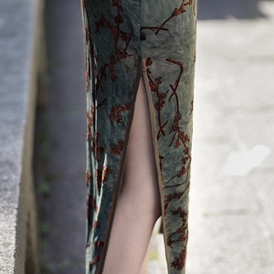 Nuevo Cheongsam Elegante de Terciopelo con Estampado Tie-Dye Estilo Chino Mejorado para Verano-Otoño 2026, Talla Grande, Largo, Regalo para Madre en Bodas y Banquetes - Product Image 3