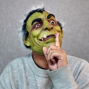 หน้ากากยางลาเท็กซ์สีเขียวแบบเต็มหน้า พร้อมเขี้ยว คิ้วเฉียง หูแหลม และดวงตาดุร้าย สำหรับชุดคอสเพลย์วันฮาโลวีน - Product Image 1