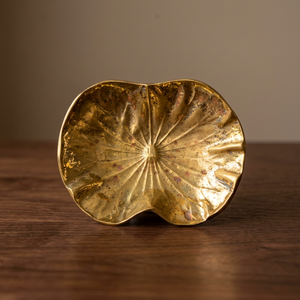 Assiette décorative artisanale en forme de feuille dorée, style chinois traditionnel, en métal poli avec motif végétal - Product Image 4
