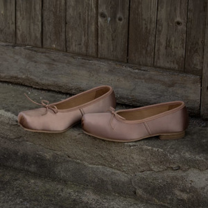 Chaussures de ballet rétro en soie à nœud français pour femmes, un choix polyvalent pour le printemps, avec bout carré, semelle souple et ouverture peu profonde - Product Image 3