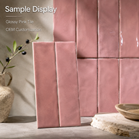 Carrelage mural artisanal en céramique rose nacré de luxe, surface ondulée irrégulière, 65x200mm, pour mur d'accentuation de hall d'hôtel