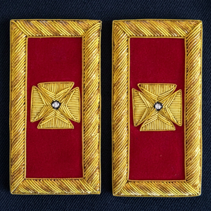 Excelente Chaqueta de Caballero Templario con Pliegues Grandes, Bordado de Hilo Metálico en los Hombros, Insignia Masónica de Lona Dorada - Product Image 1