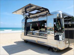 Remorque alimentaire gastronomique pour site de glamping, avec station de bonbons et foyer intégré, construction en acier inoxydable, suivi GPS pour campeurs de luxe - Product Image 1