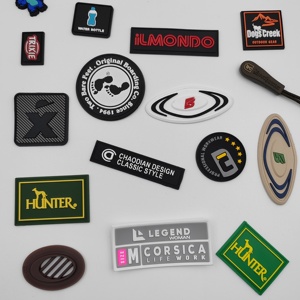 Nhà máy thực hiện Tùy chỉnh cao su vá thân thiện với môi 2D 3D logo dập nổi cao su mềm PVC Silicone các bản vá lỗi nhãn cho quần áo giày - Product Image 5