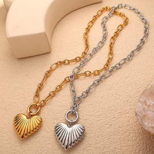 Collar de Aleación de Zinc con Forma de Corazón, Chapado en Oro, Joyería de Moda para Uso Diario, Diseño Simple y Moderno con Cierre OT - Product Image 2