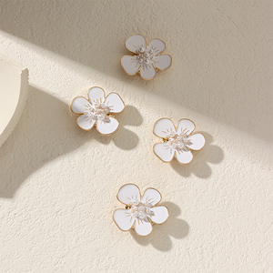 Oem ODM Tùy Chỉnh Chất Lượng Cao Nút Bao Gồm 3-Màu Hoa Hình Dạng Thiết Kế Mới Ngọc Trai Nút Trang Trí Cho Đám Cưới Quà Tặng - Product Image 4