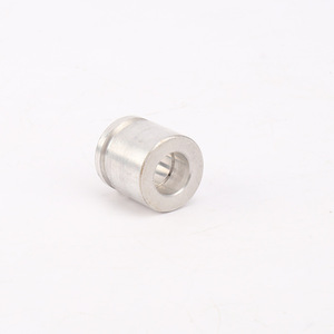 Insert fileté en aluminium, finition polie, personnalisable pour applications de quincaillerie mécanique - Product Image 1