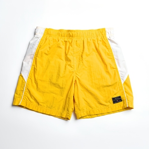 Shorts de bain jaunes personnalisés pour hommes, séchage rapide, avec empiècements latéraux contrastants, style plage tropicale - Product Image 1