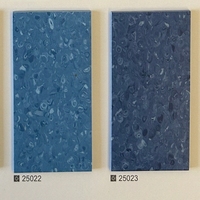 Rouleaux de revêtement de sol en PVC vinyle 2 mm imperméables antidérapants isolants homogènes pour salle d'opération d'hôpital