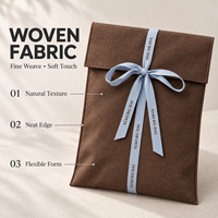 Sac enveloppe en toile de coton marron personnalisé avec logo OEM ODM, fabriqué directement en usine, avec un nœud en ruban de satin bleu clair pour le rangement des vêtements