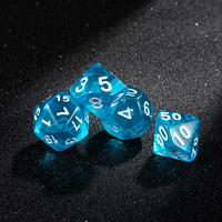 Vente en gros de dés polyédriques en acrylique transparent bleu clair personnalisés avec des chiffres blancs pour DND MTG, jeux de rôle et jeux de société