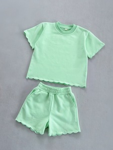 Set Estivo <span class=keywords><strong>in</strong></span> Cotone con Bordo Smerlato <span class=keywords><strong>in</strong></span> French Terry per Mamma e Bambina, Completo per Bambini con Felpa e Pantaloncini, Outfit per Bambine - Product Image 5