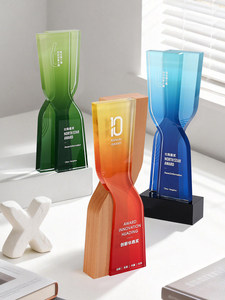 Trophée en cristal sur mesure, plaque d'honneur créative haut de gamme en bois massif, récompense pour réunion annuelle, prix Huading pour l'innovation, exceptionnel - Product Image 3