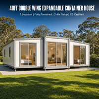 Maison conteneur extensible 40 pieds à double aile, 2 chambres, entièrement meublée, avec salle de bain, pour utilisation en ADU dans un jardin.