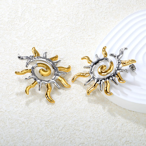 Boucles d'oreilles clous géométriques en acier inoxydable plaqué or 18 carats, tendance pour femmes - Product Image 4