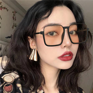 Lunettes de soleil carrées surdimensionnées tendance TikTok pour femmes, protection UV400, monture légère en PC, verres en résine, couleur noire, origine Wenzhou - Product Image 4