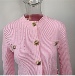 A5529 Designer-Runway-Anzugset für Damen mit Löwenknöpfen, Strickjacke und Minirock in Unifarbe - Product Image 5