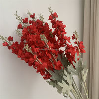 B1503 Vente en gros de fleurs en soie pour décoration artistique, arrangements floraux de mariage, tiges de Delphinium rouge à 2 fourches et longue branche