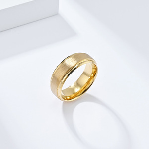 Anillo de tungsteno mate cepillado de 8 mm, un éxito de ventas transfronterizo, una joya de tungsteno dorado para hombre, única, sencilla y de alta gama. - Product Image 4