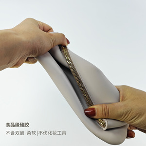 Sac cosmétique en silicone grande capacité avec fermeture éclair, résistant à l'eau, organiseur de maquillage de voyage, style minimaliste - Product Image 2