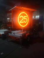 Panneau de signalisation solaire mobile Amber Vms Boards rechargeable Panneau de signalisation à DEL pour remorque Écran d'affichage à DEL