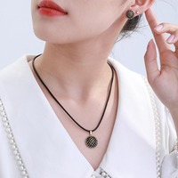 Ensemble de bijoux texturés ronds rétro XUPING, collier en cordon de cuir noir et boucles d'oreilles clous, ensemble 2 pièces pour femme, usage quotidien, vente en gros