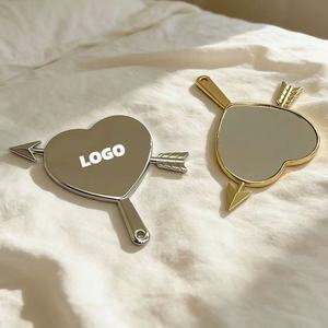 Cadeau de la Saint-Valentin, miroir à poignée <span class=keywords><strong>en</strong></span> forme de cœur avec logo personnalisé, souvenir promotionnel <span class=keywords><strong>en</strong></span> alliage de zinc, petit objet <span class=keywords><strong>en</strong></span> métal pour <span class=keywords><strong>couple</strong></span>, <span class=keywords><strong>voyage</strong></span>, artisanat pour femmes - Product Image 3