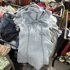 Venta al por mayor directa de fábrica: Vestidos de mezclilla usados para mujer, Grado A, Pacas de vestidos de jean de segunda mano de 45 kg, Tallas mixtas, Vestidos usados premium a granel. - Product Image 1