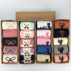 Vente en gros d'ensemble de chaussettes de Noël pour femmes en boîte avec motif d'ours <span class=keywords><strong>chat</strong></span> tricoté respirant et coloré pour les fêtes - Product Image 1