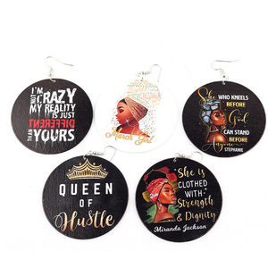 Pendientes redondos de madera historia negra - Product Image 3