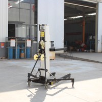 Plateforme élévatrice manuelle SUNTOP AML à colonne unique en alliage d'aluminium avec treuil manuel et roulettes pivotantes, hauteur maximale de 8 m pour usage en entrepôt