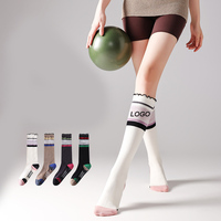 Chaussettes de yoga antidérapantes à tube moyen de haute qualité à quantité minimale de commande bas personnalisées Chaussettes de pilates à volants de compression en coton rayé