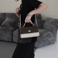 Sac à bandoulière en cuir véritable personnalisé ODM/OEM, nouveau modèle 2026, petit sac carré avec chaîne métallique, design de niche, sac à main polyvalent pour femme
