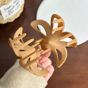 SHE SHARES ODM Accessorio per Capelli <span class=keywords><strong>di</strong></span> Lusso con Design Traforato e Finitura Opaca a Forma <span class=keywords><strong>di</strong></span> Plumeria - Product Image 3