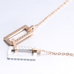 Collar geométrico de aleación de zinc de dos colores, cadena de clavícula cuadrada de 17 mm para mujer, uso diario, regalo. - Product Image 2