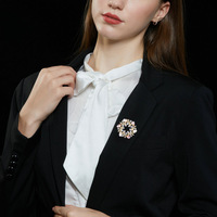 Broche populaire en laiton, broche fleur dorée, broche en cristal pour femme, vente en gros de Chine en vrac