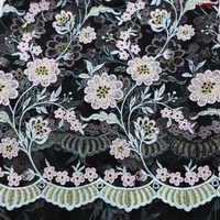 Tissu de broderie ethnique mexicain en dentelle avec motifs floraux et fils dorés