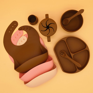 Bavoir bébé en silicone imperméable, réglable, facile à nettoyer, doux, type bandana triangulaire, pour tout-petits et enfants, idéal pour les repas, avec logo personnalisé, vente en gros - Product Image 6