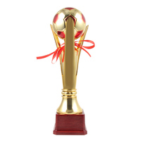 Trophée de football de Base rouge de haute qualité Prix Sport et compétition de jeu Champion Souvenir Trophée Coupe Football Trophée en plastique