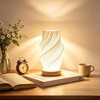 Veilleuse Ondulée 3D Imprimée en ABS, Taille Moyenne, Design Mid-Century, LED Blanc Chaud, Alimentation USB, Intensité Réglable pour une Ambiance Confortable dans la Chambre