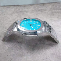 Table basse contemporaine élégante en acier inoxydable pour salon meubles de maison avec présentoirs en verre de montre en métal