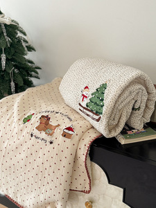 Vente en gros Couvertures en mousseline de coton personnalisées douillettes 3 couches avec broderie en gaze Couvertures de réception pour enfants - Product Image 3