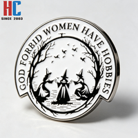 Broche Gótico de Metal Esmaltado Moderno Personalizado de Fábrica con 20 Años de Experiencia, con Diseño 'Dios no permite que las mujeres tengan hobbies' para Coven de Brujas